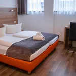 Orange Und 3*